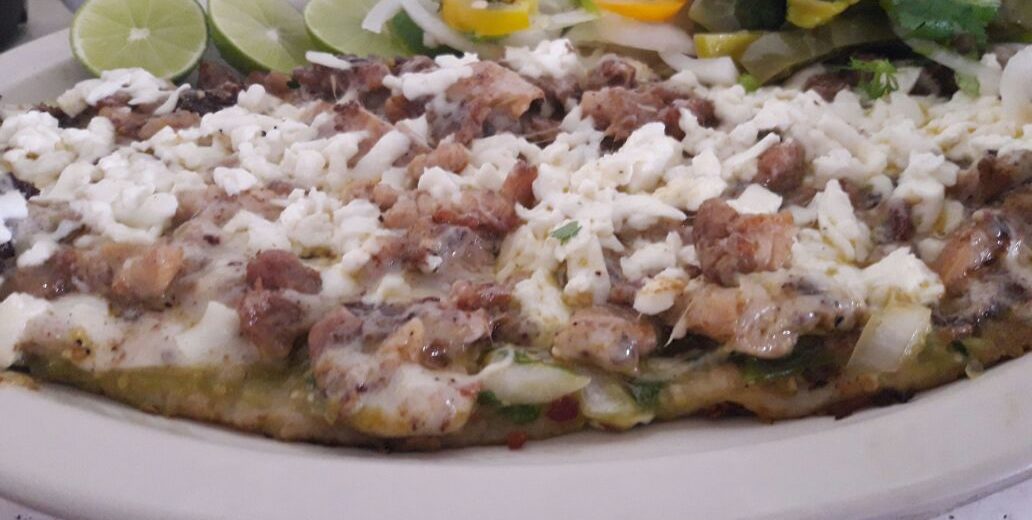 Huarache con Quesocarne