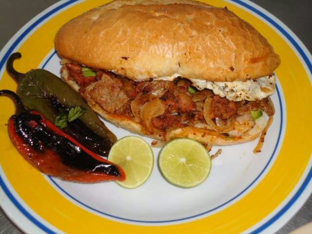 Martes: Torta Loca + Refresco $50